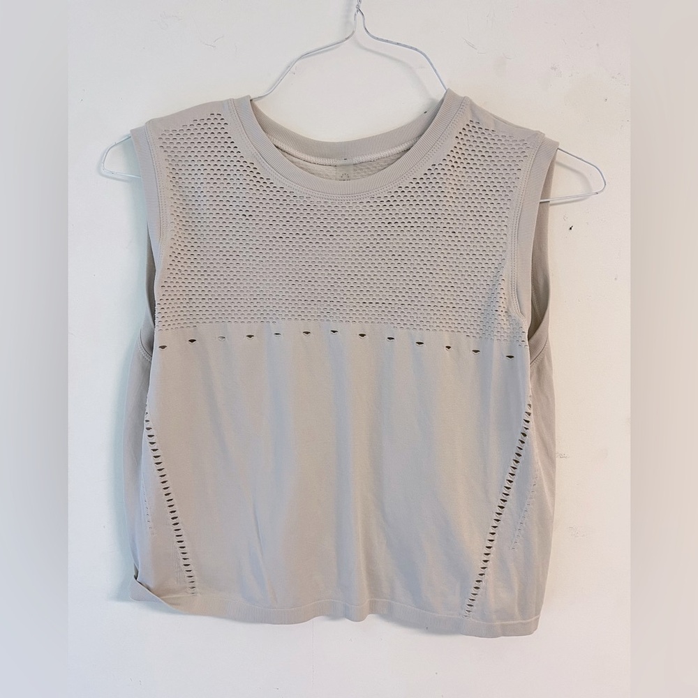 Workout shirt sleeveless.